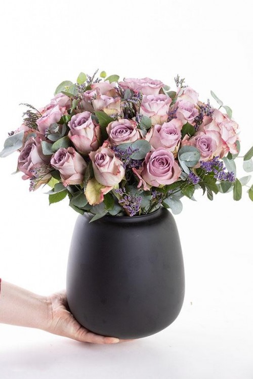 Mor Buket Kağıdında Renkli Krizantemler Çiçekler