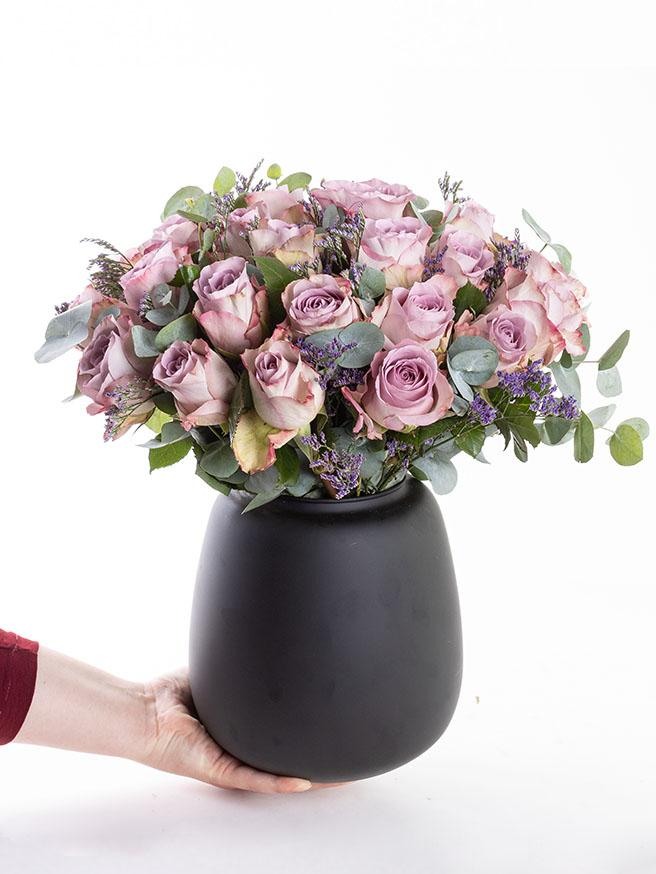 Mor Buket Kağıdında Renkli Krizantemler Çiçekler