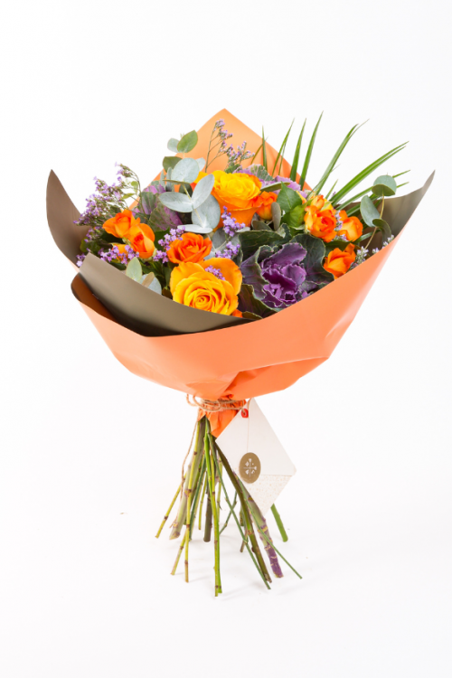 Mor Buket Kağıdında Renkli Krizantemler Çiçekler