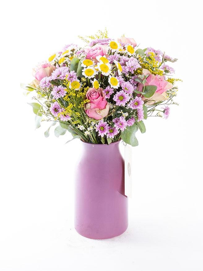 Mor Buket Kağıdında Renkli Krizantemler Çiçekler